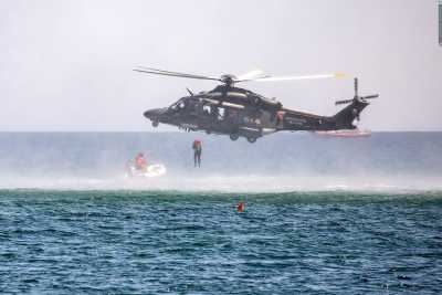 Torre a Mare, esercitazione di salvataggio in mare dell'Aeronautica: le immagini